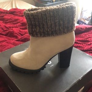 Woman taupe suede boot